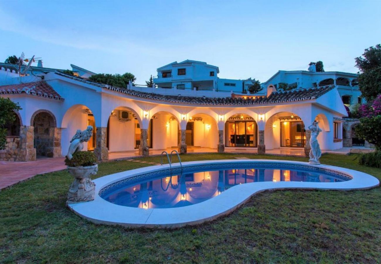 Villa i Benalmádena - Luxury Villa Romantica Near Beach Torremuelle